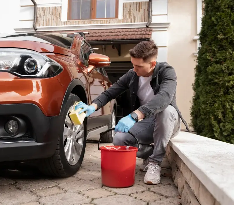 Lavage auto à domicile Saint-Julien-du-Puy : professionnel intervenant sur un véhicule